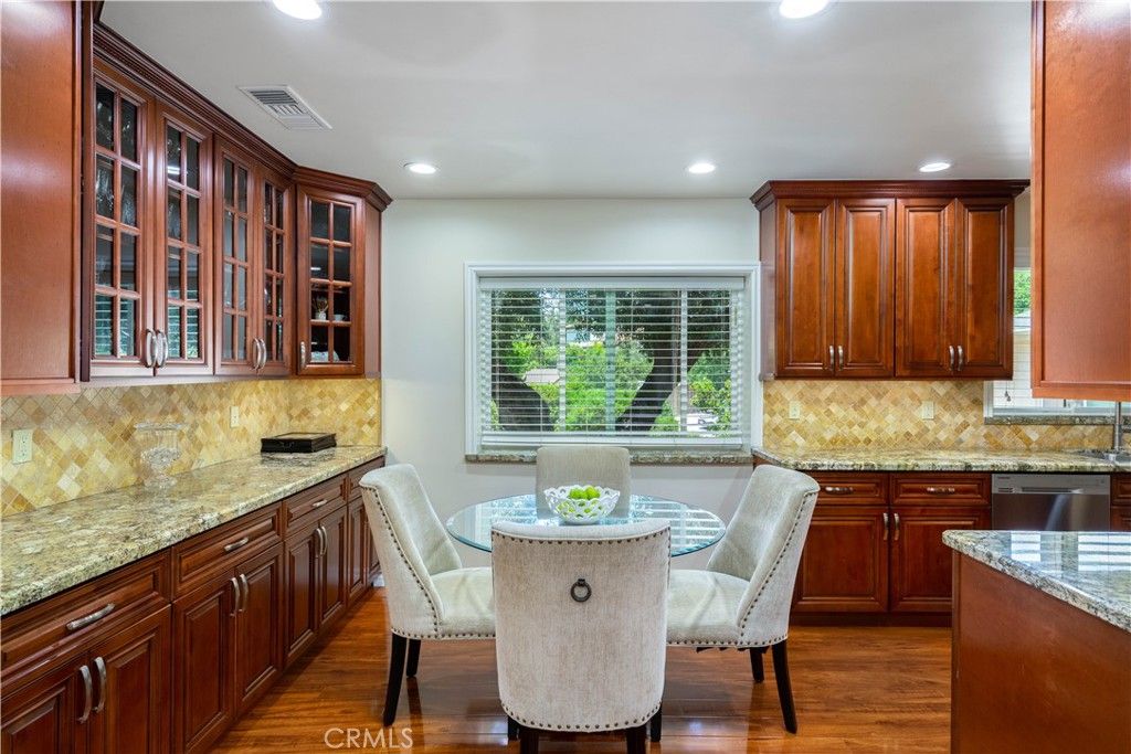 listing image 130729795177685378277