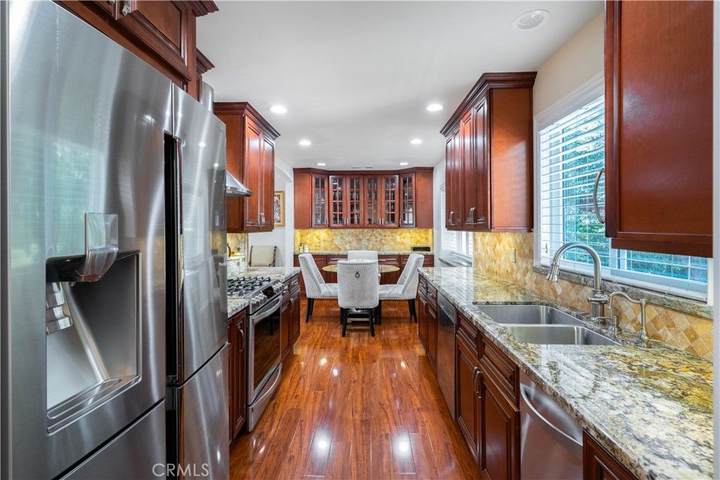listing image 130728041610435925483