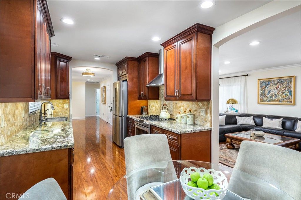 listing image 130724398697997499527