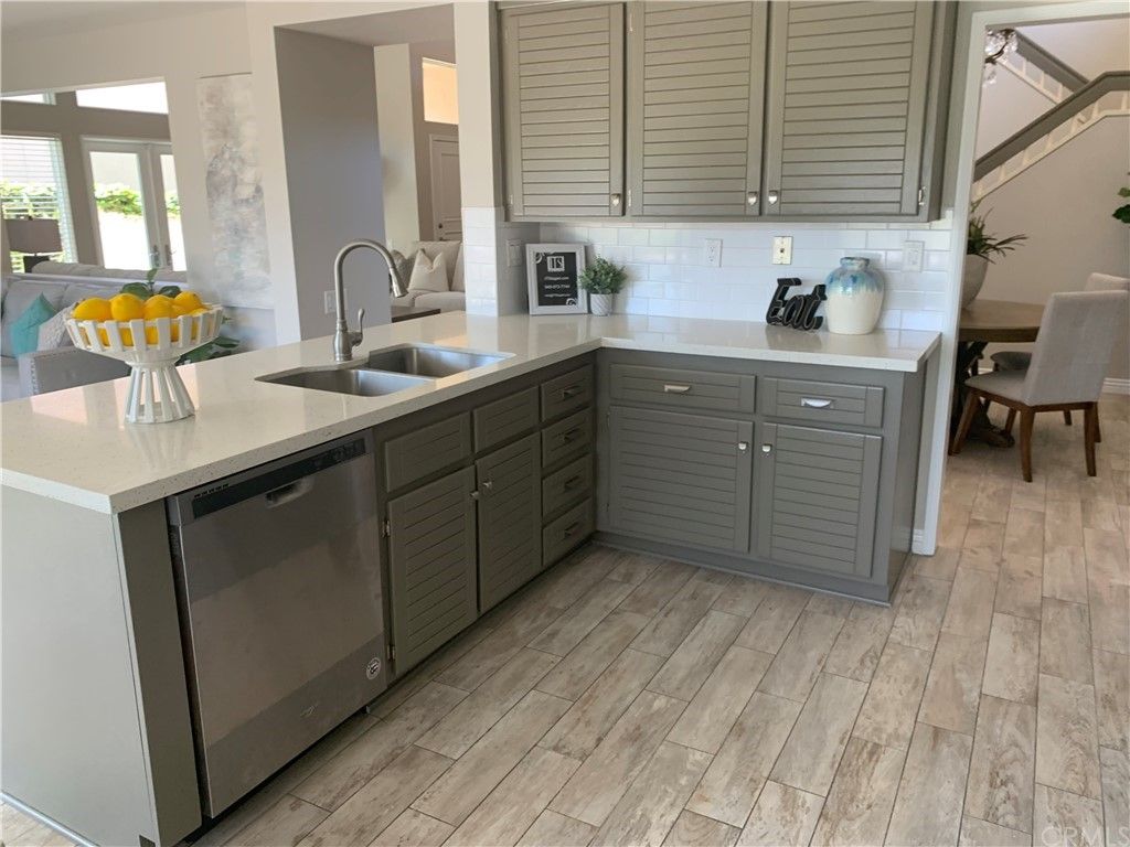 listing image 130725709177858578430