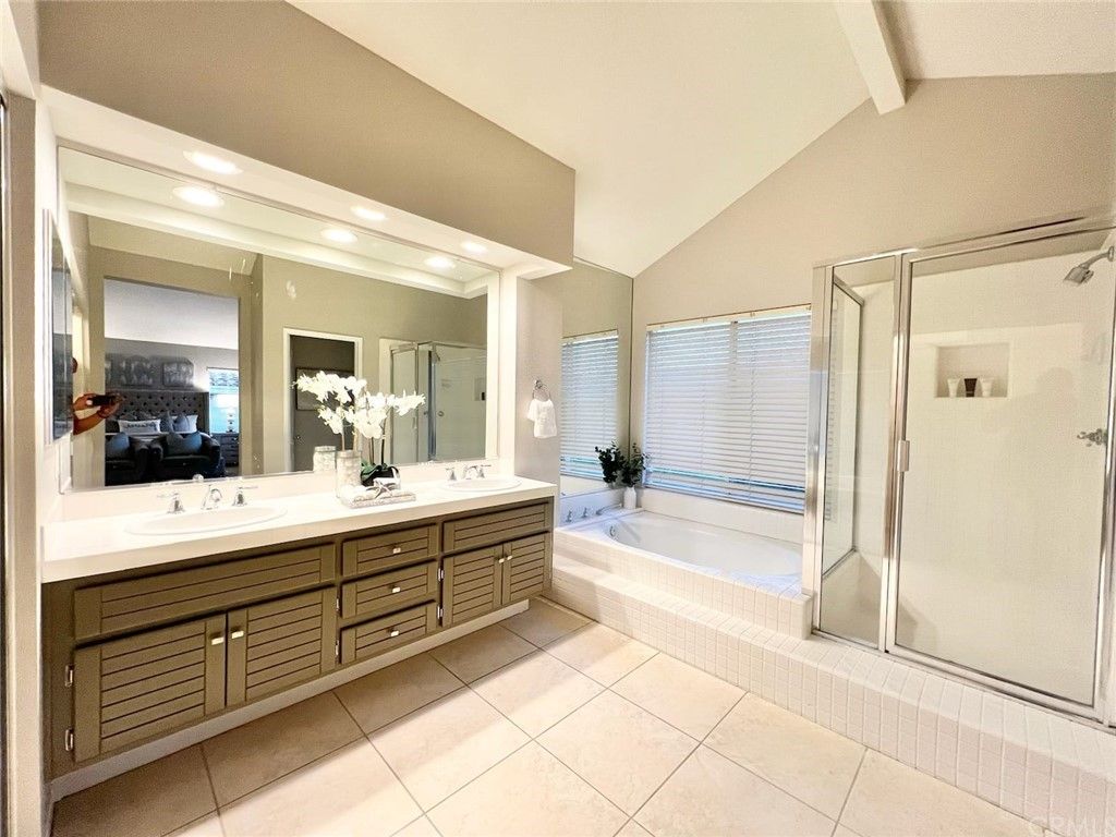 listing image 130729676849367405501