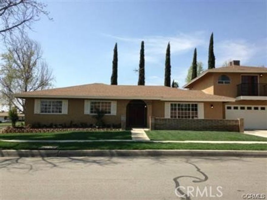 Sharp and spacious home with a living room, dining room and family room with fireplace. 4 bedrooms and 2 bathrooms PLUS an additional living quarters for extended family that has 1 bedroom and 1 bathroom, living room and kitchen located above the garage with private entrance. also featured are garages on each side of the house for multiple parking