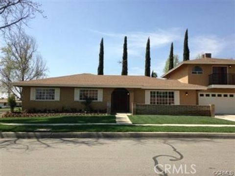 Photo of 716 N Brampton Avenue, Rialto, CA 92376 (MLS # CV25045543)