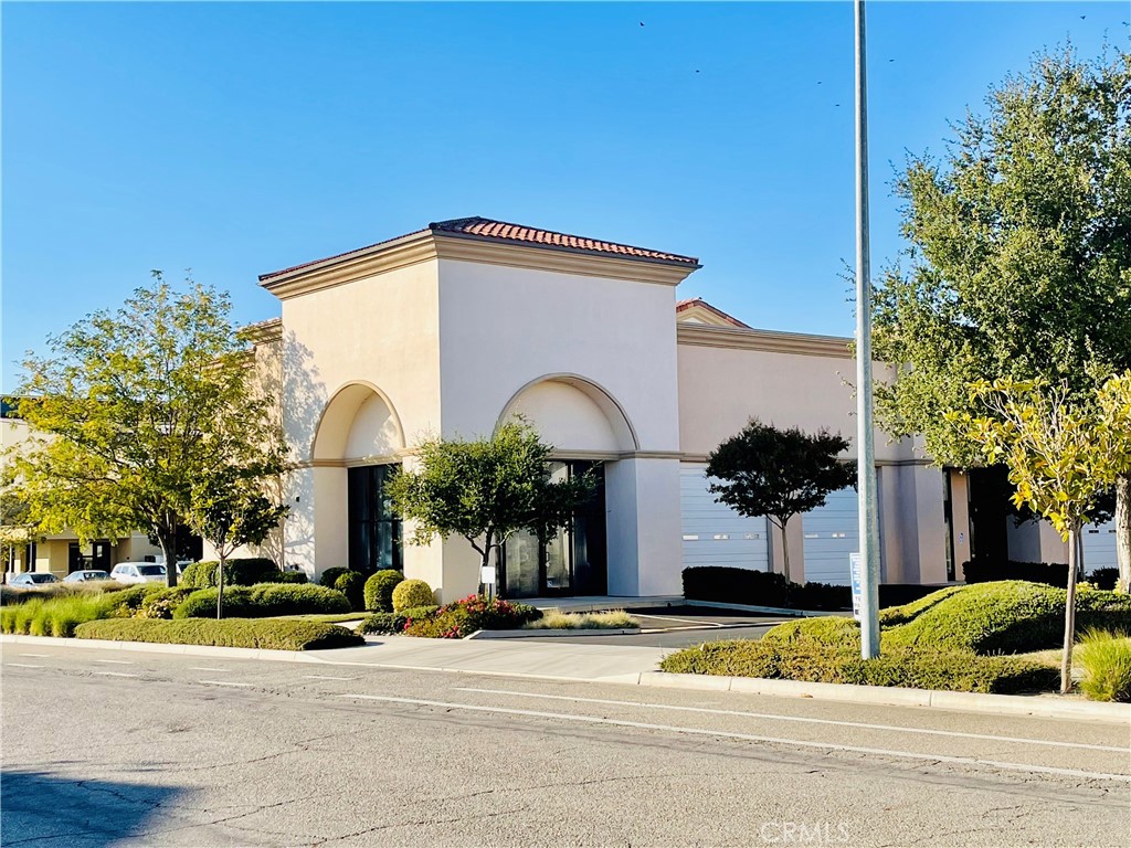 High exposure corner. Newer warehouse flex space in a popular business park near the Golden Hill/Highway 46 intersection. Building includes 20’ ceilings, 12’ X 12’ roll-up doors and storefronts. Block construction. Space will be in industrial vanilla shell form and include ADA restroom, 3 phase electrical lighting/outlets and a gas ceiling heater.
Perfect for wine storage, light manufacturing, or showroom uses, to name a few. Located in same development as Justin Vineyard, IQMS, Wine Direct and San Antonio Winery. $1.10/SF/Month, NNN (~$0.35)