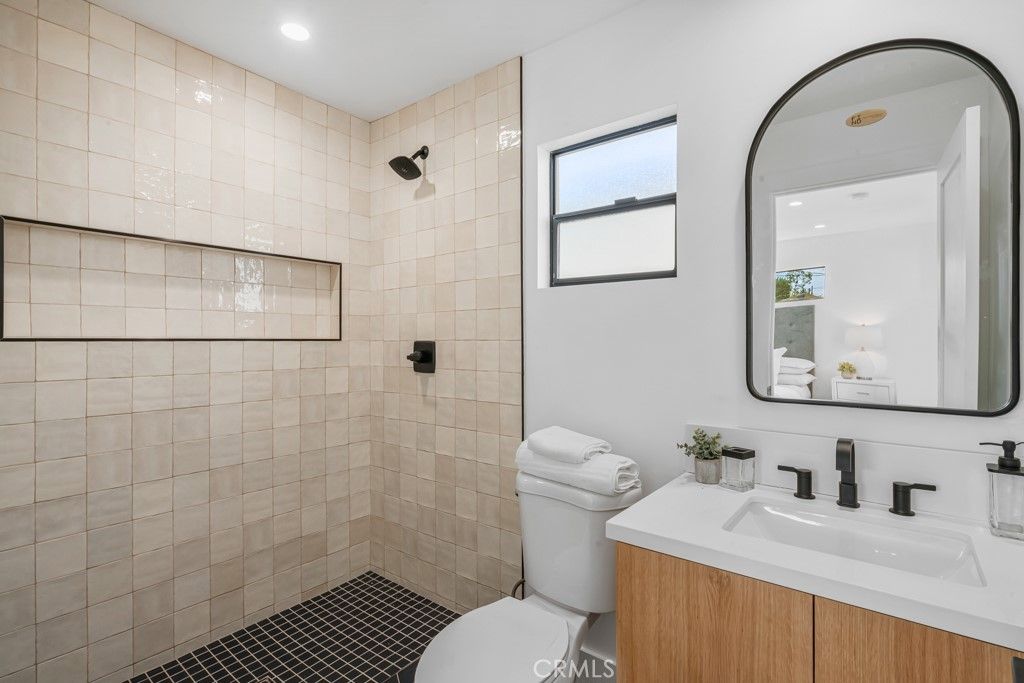 listing image 130724514413409569799