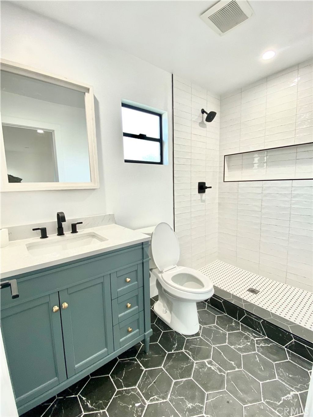 listing image 130722088741978526132