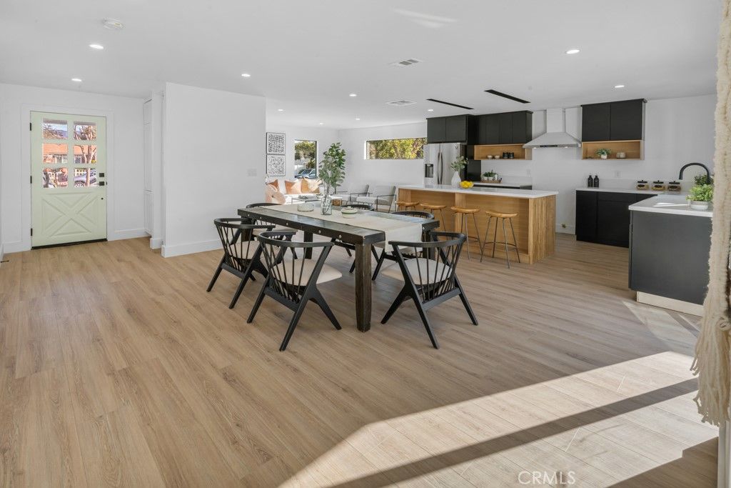 listing image 130722152494437038657