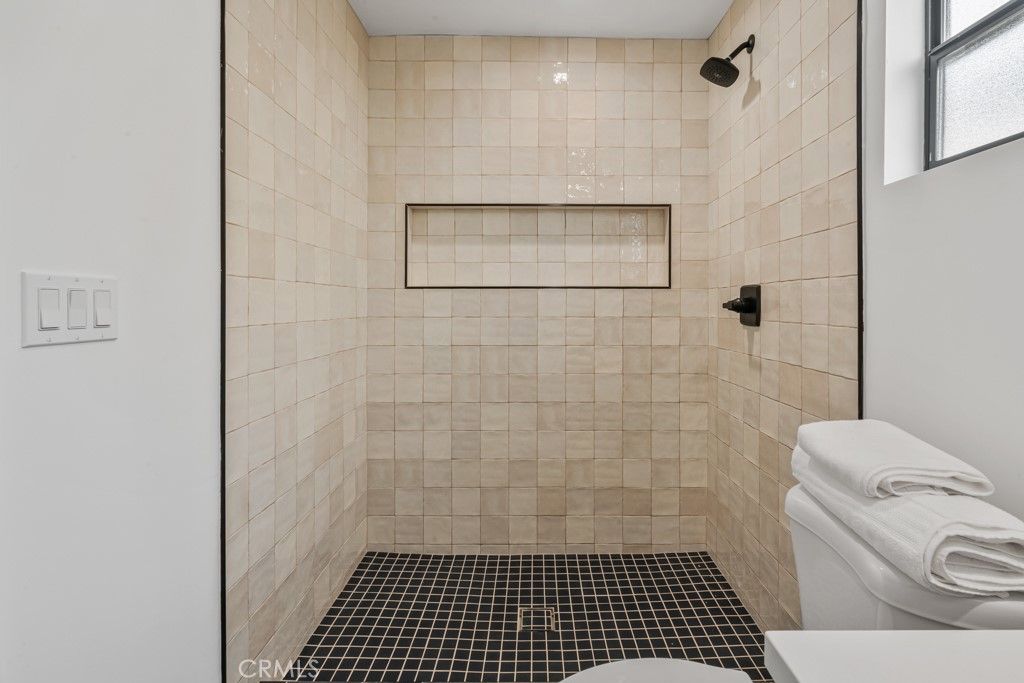 listing image 130725388602834617677