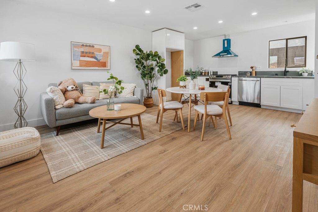 listing image 130729800397854255397