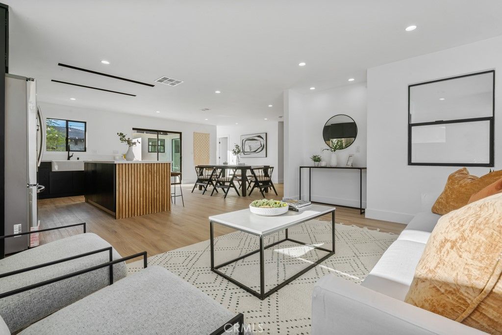 listing image 130724532491875209884