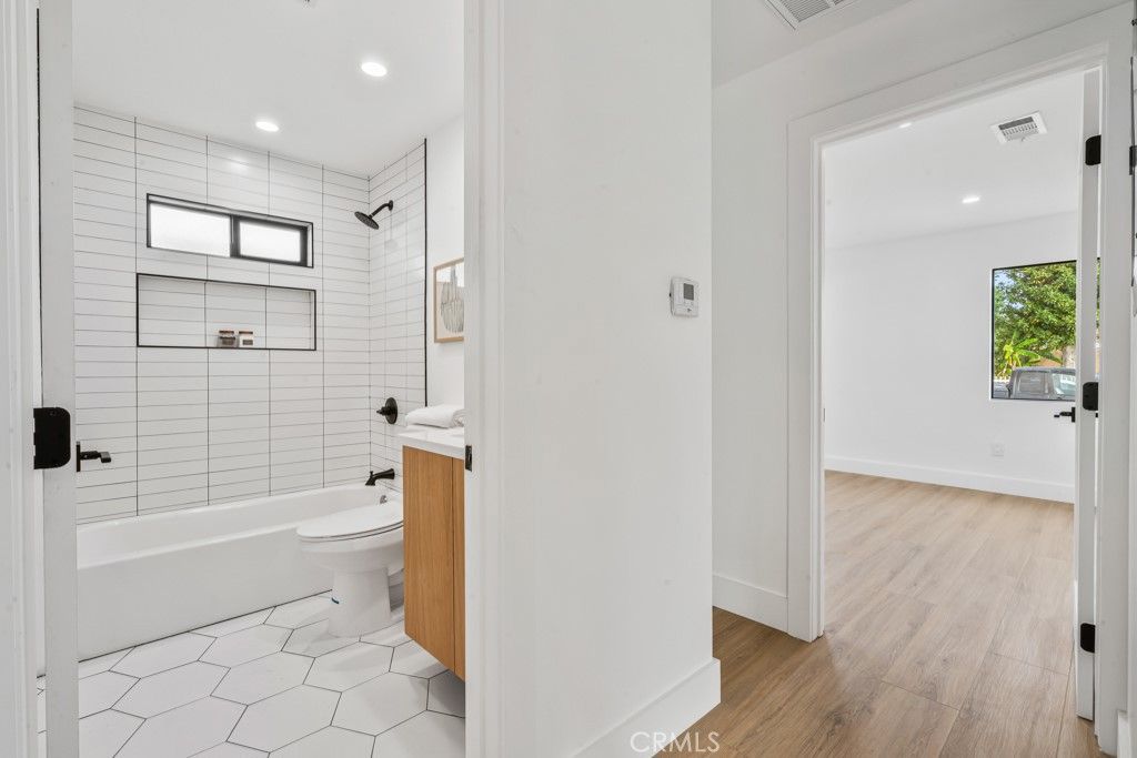 listing image 130720606604495040046