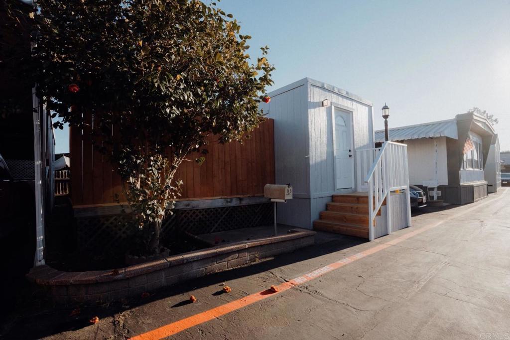 Photo 3 of 14 of 716 N Grand Avenue mobile home