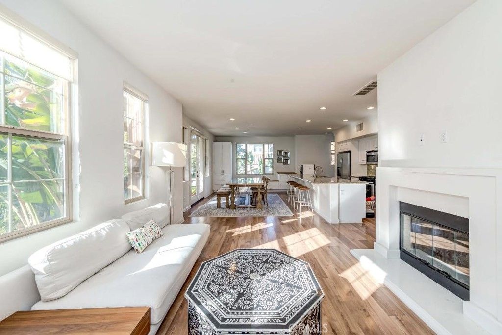 listing image 130728500880102239028