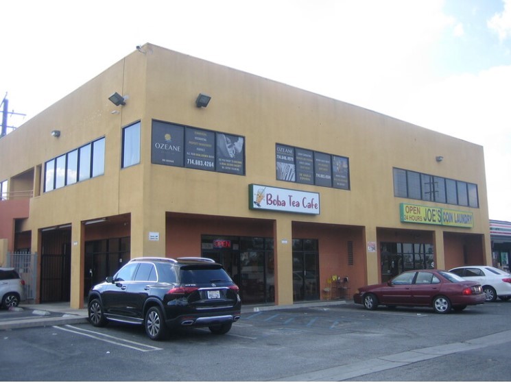 Great commercial property available in Covina! This prime location offers excellent visibility from the street, making it ideal for office or retail use. Situated in a high-traffic area, the property ensures a steady flow of potential customers and clients. Some office spaces are built to suit, providing flexibility to meet your business needs. The property is conveniently located near 7-11 convenience stores and other thriving businesses, as well as being close to transportation, shopping, and restaurants. Don’t miss this opportunity to establish your business in a bustling and convenient location!