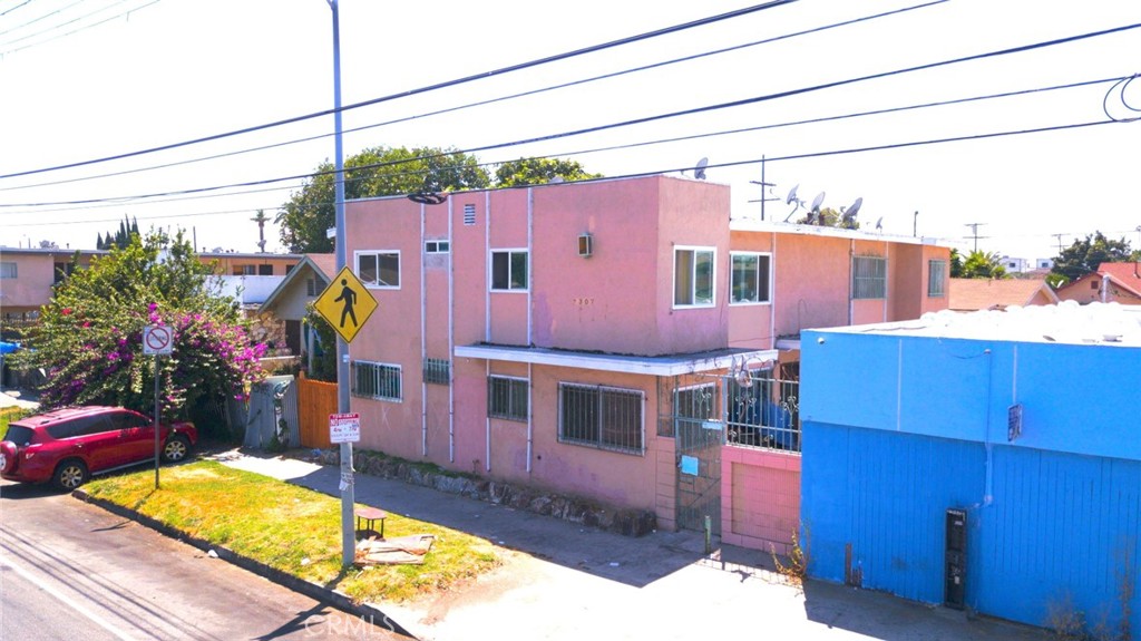 ThiS Property has 4,221 SF of living space consisting of five (5) two- bedroom/one-bathroom units situated on a 6,243 SF lot.
The property is currently grossing $101,664 annually with more than 30% rental upside.
This Property offers an investor the opportunity to acquire a high-cashflow property in the strong rental market of South Los Angeles. By implementing a value-add program to raise the rents to market-rate, 7307 S Figueroa presents an amazing investment of any value-add buyer.