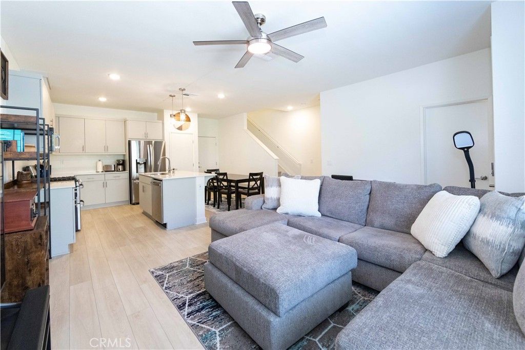 listing image 130720397844673054718