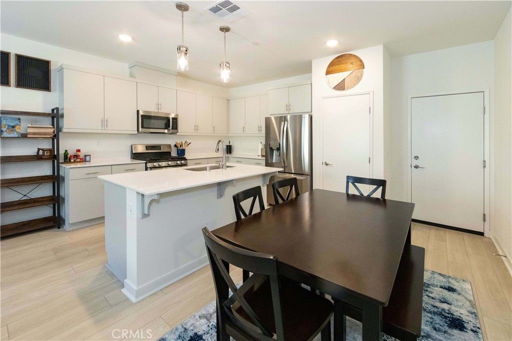 listing image 130728578369285068995