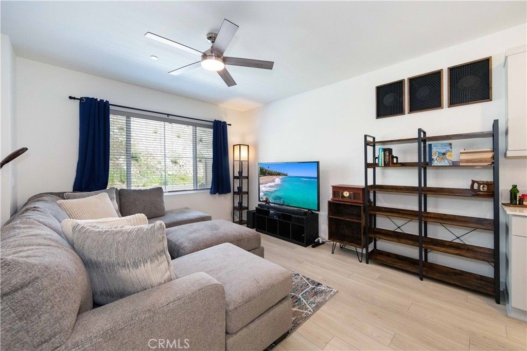 listing image 130728644719064645996
