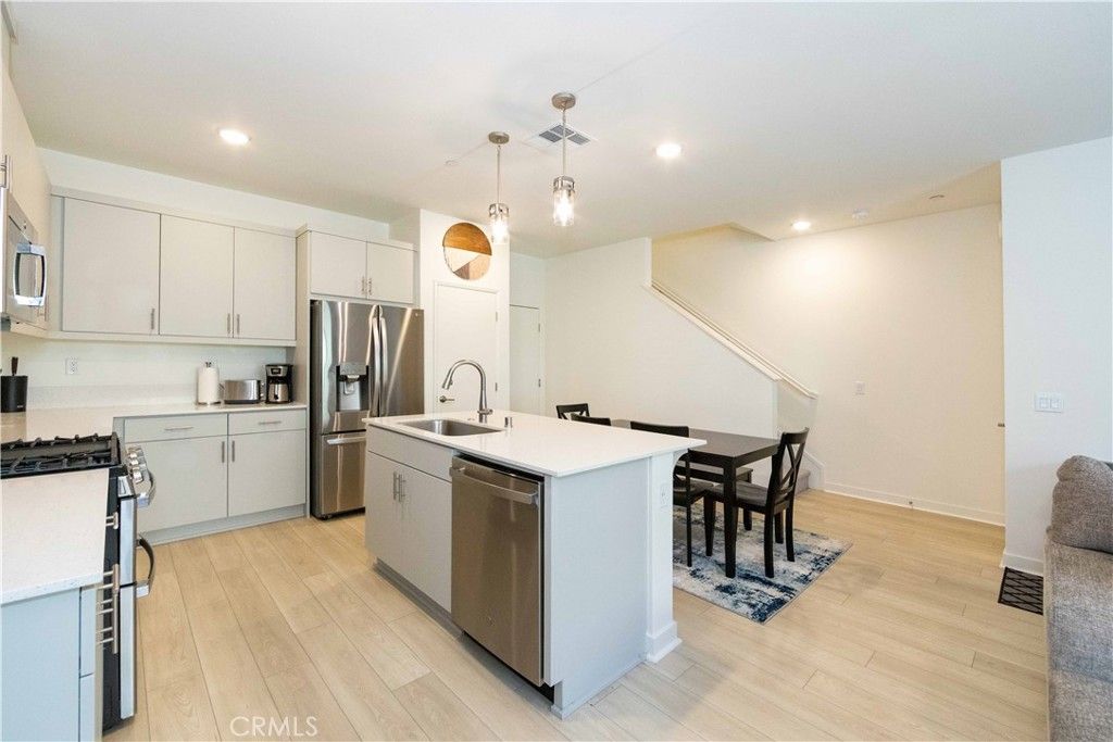 listing image 130727340281658262056