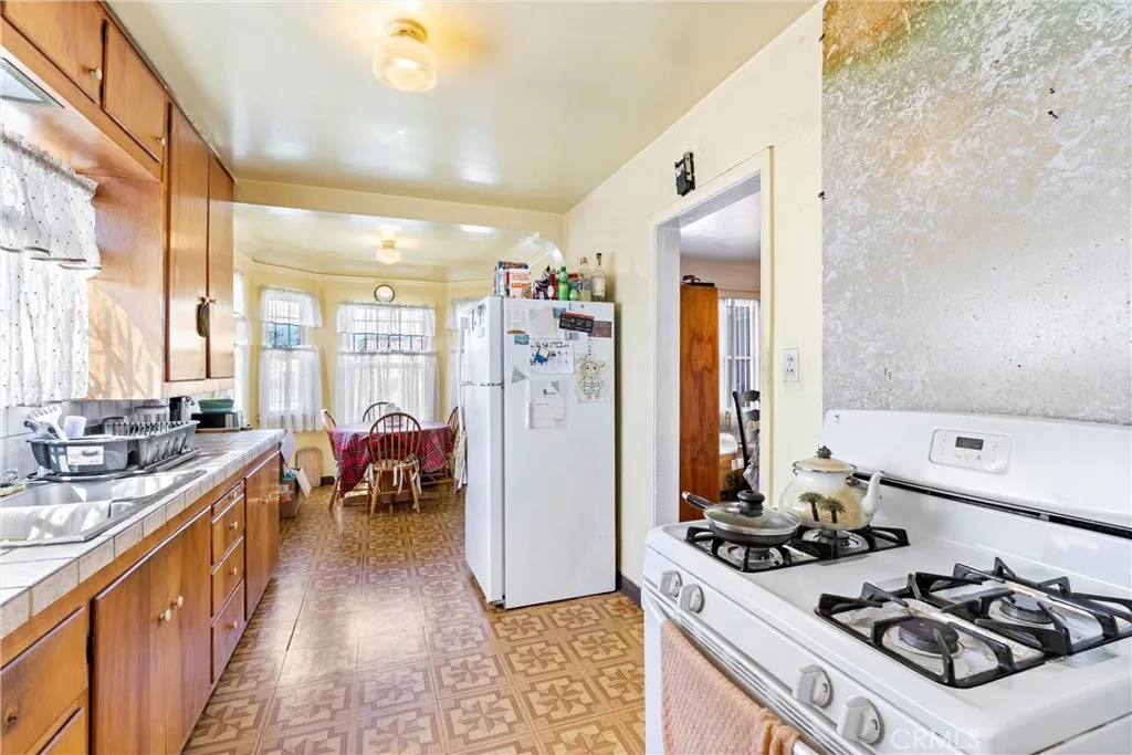 Los Angeles, California 90047, United States, 3 Bedrooms Bedrooms, ,2 BathroomsBathrooms,Residential,Active,96220