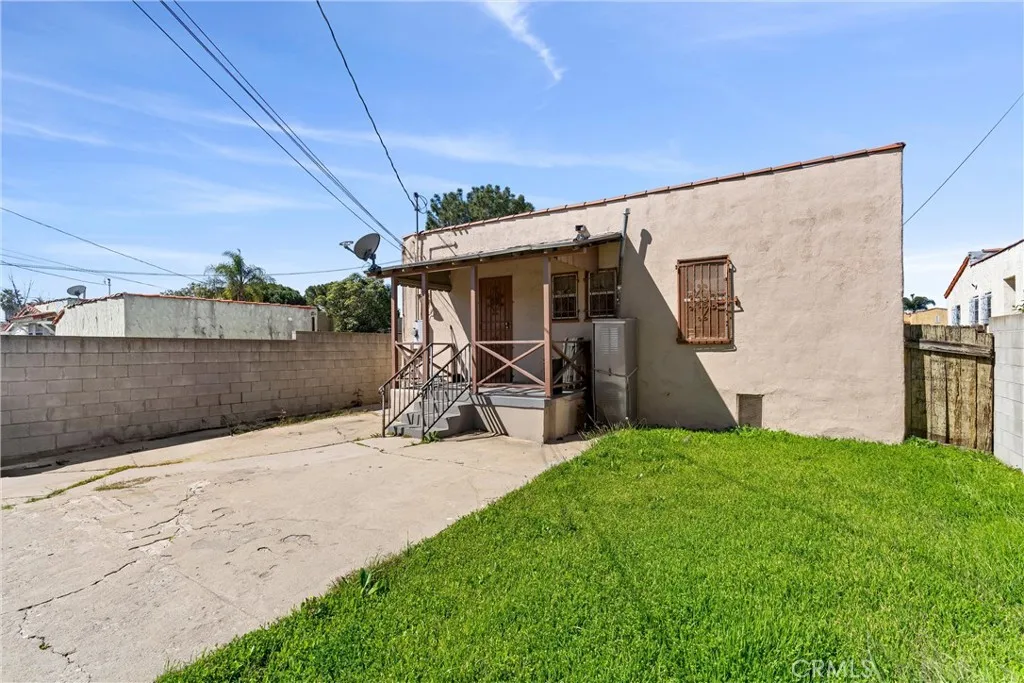 Los Angeles, California 90047, United States, 3 Bedrooms Bedrooms, ,2 BathroomsBathrooms,Residential,Active,96220