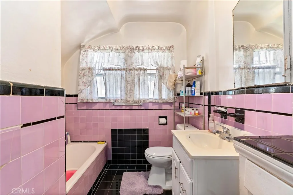 Los Angeles, California 90047, United States, 3 Bedrooms Bedrooms, ,2 BathroomsBathrooms,Residential,Active,96220