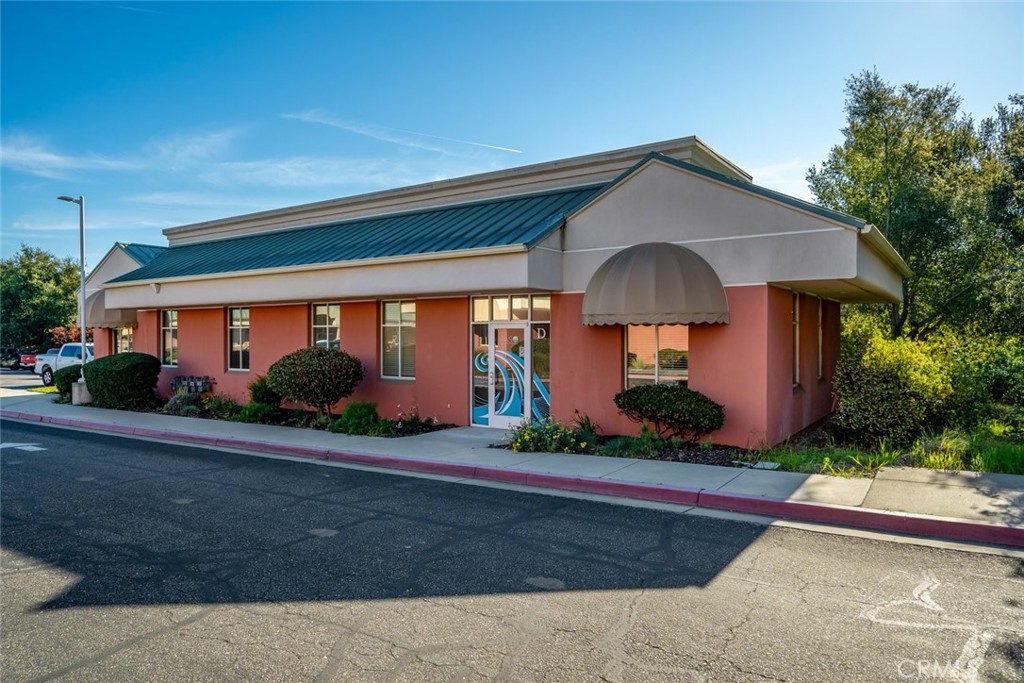 +/- 1,332 sf office currently set up for a dental office. Waiting room, children's waiting room, reception area, 3 exam rooms, utility room & restroom. Located in the busy Gateway Center.