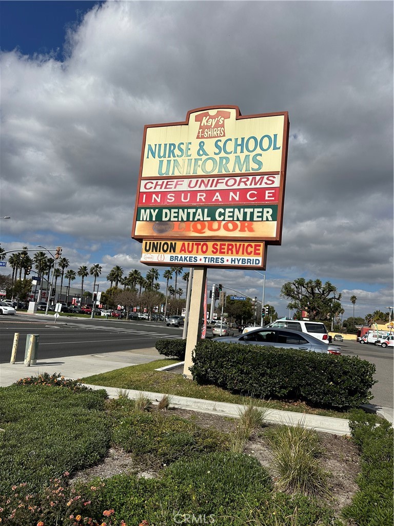 Multi-tenant Retail center. Former T-Shirt Outlet. Surrounded by National and Regional Tenants. Units can be combined to 11,000 square feet.