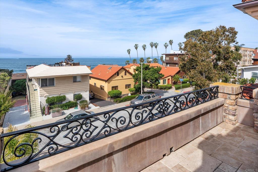 945 & 947 Coast Boulevard S