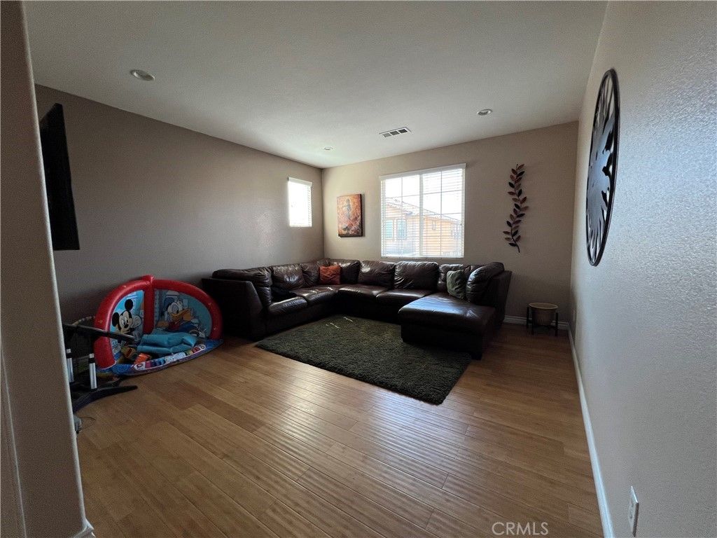 listing image 130726067149649712015