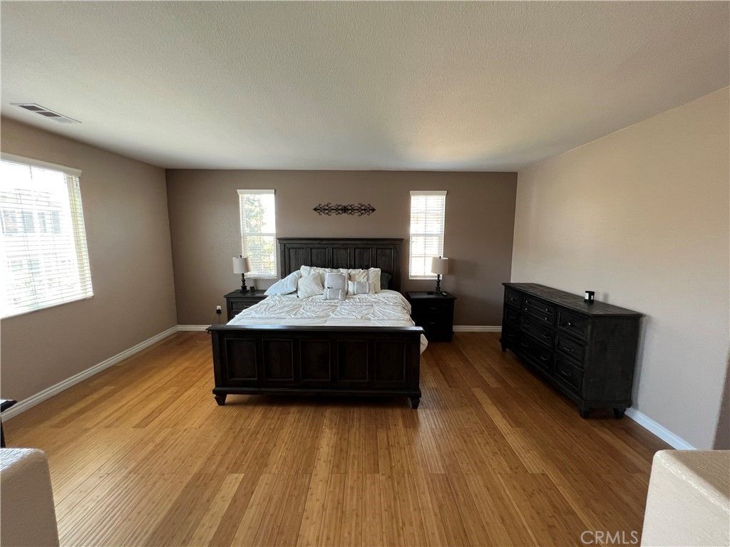 listing image 130722838052533571727
