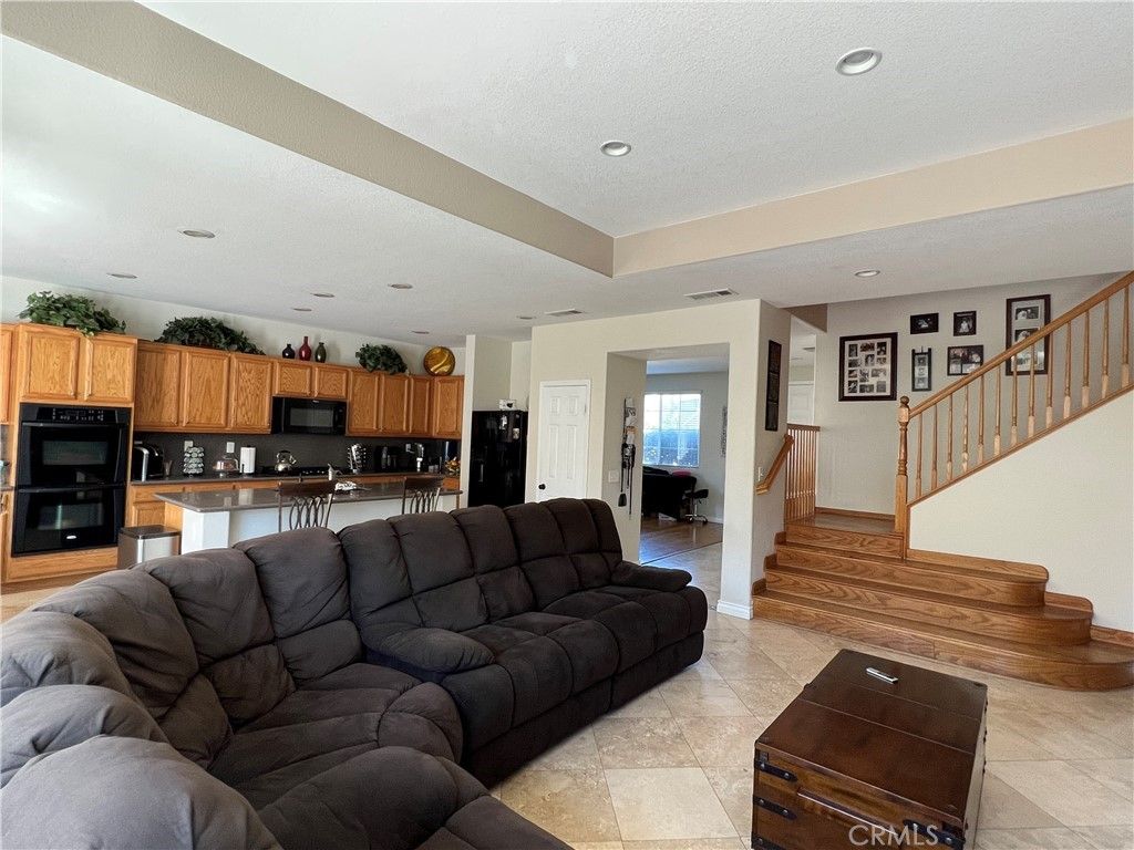 listing image 130726517512823865543