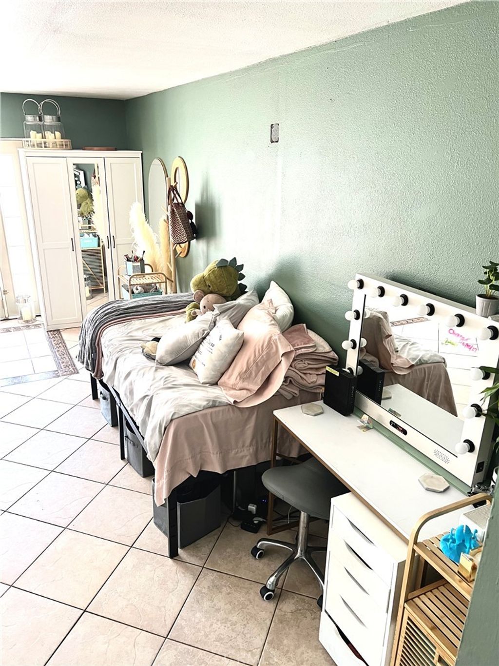 listing image 130729906596359392985