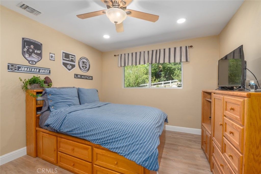 listing image 130724459226967297811