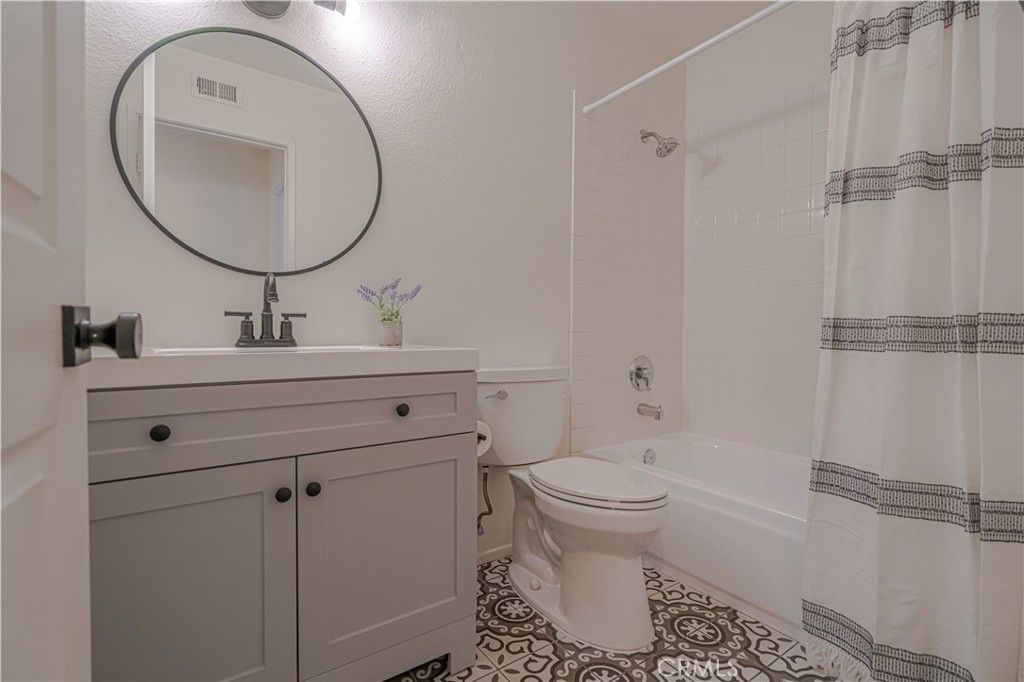 listing image 130729663026348545122