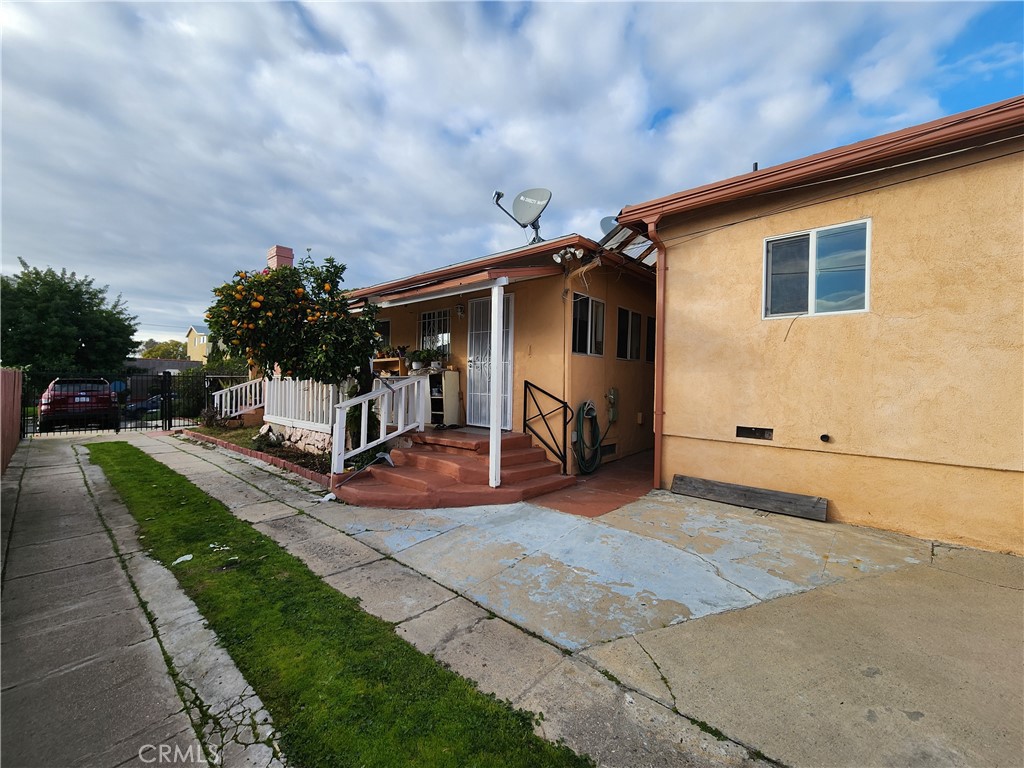 Main image without alt text