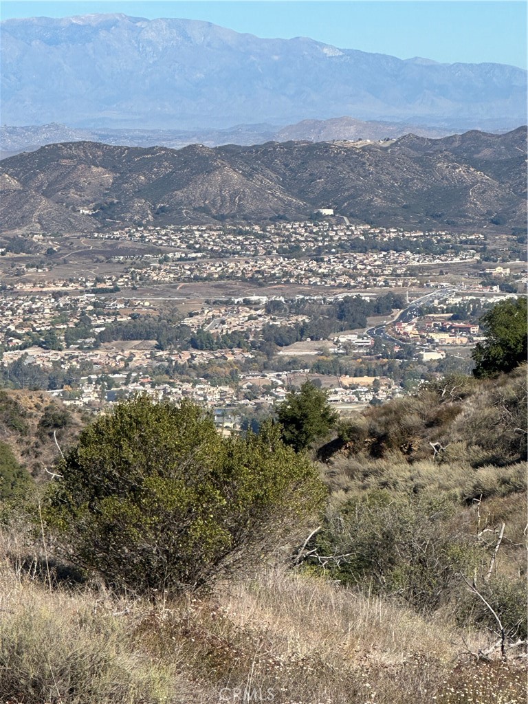 Gentle rolling 4.98 acre with big views of Murrieta, and located only 125 foot off of Avenida LaCresta on Golden Arrow Ct (cul-de-sac needs to be graded as it is not in yet) Utilities are in Avenida LaCresta. Parcel is a part of LaCresta Property Owners Association, which is an area of exceptional estate homes. Parcel is only about 5 miles from the 15 Freeway at Clinton Keith Road.