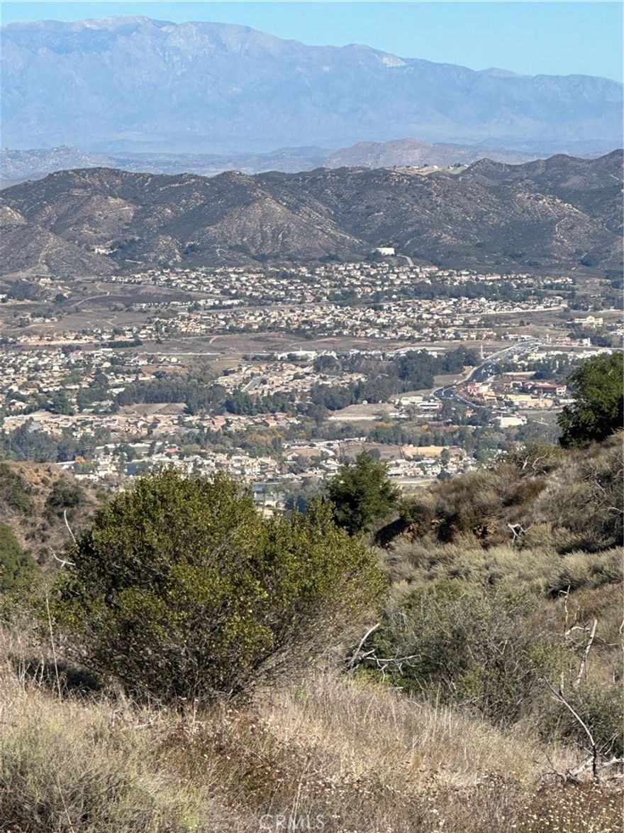 Gentle rolling 4.98 acre with big views of Murrieta, and located  only 125 foot off of Avenida LaCresta on Golden Arrow Ct (cul-de-sac needs to be graded as it is not in yet) Utilities are in Avenida LaCresta. Parcel is a part of LaCresta Property Owners Association, which is an area of exceptional estate homes. Parcel is only about 5 miles from the 15 Freeway at Clinton Keith Road.