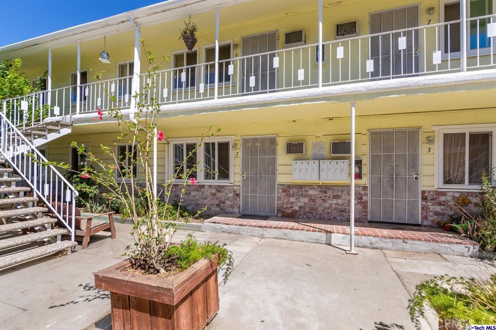Located in the NOHO art districts adjacent neighborhood close to shopping and the Metro station. This 1 bedroom 1 bathroom features a nice sized living room, eat in kitchen, and off-street parking. Unit is located on the 2nd floor and has on site laundry and a security gate.