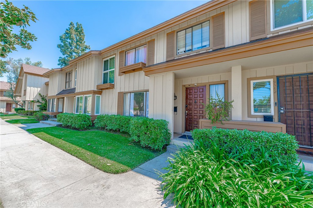 View South Gate, CA 90280 townhome