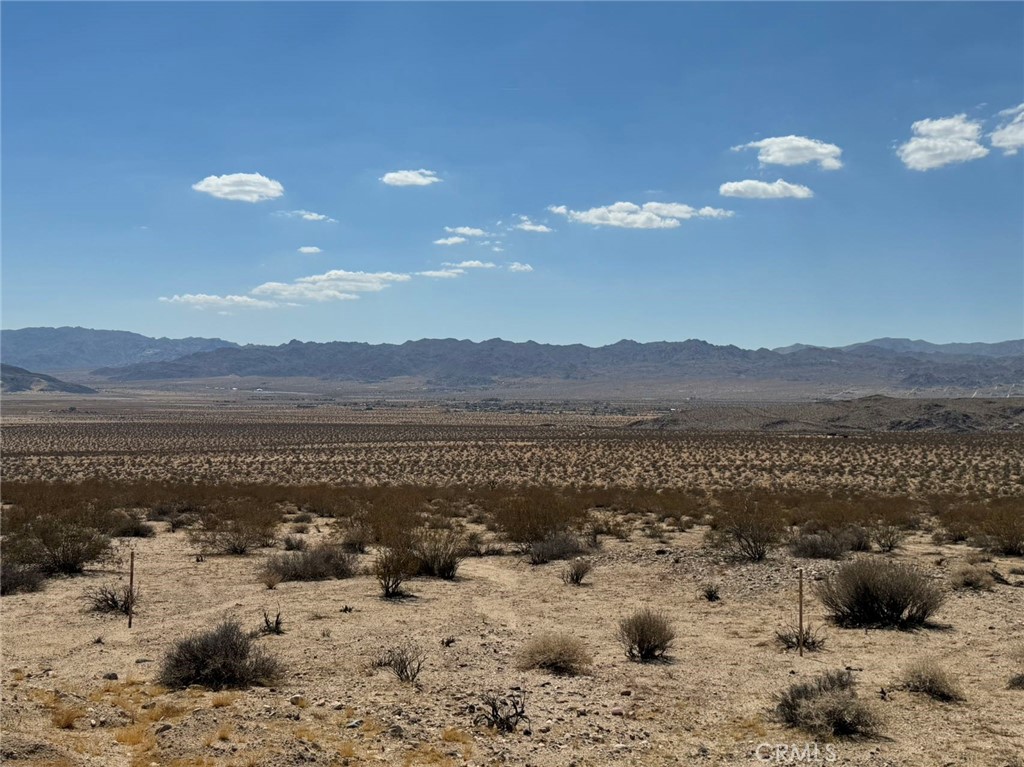 A nearly 10-hectare plot of land with an outstanding X-shaped architectural design, situated in a prime location with unbeatable desert views. This is an ideal opportunity to build a pearl-like structure in the desert. A water meter is connected, and power lines are very close to the main road. This is a rare find in desert areas: a plot with a water meter, design plan, and an excellent location.