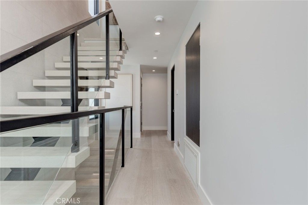 listing image 130729936065209607850