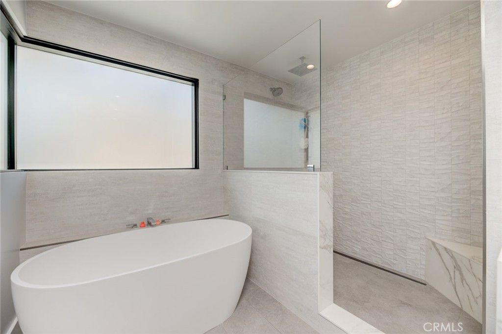 listing image 130722752101911825950