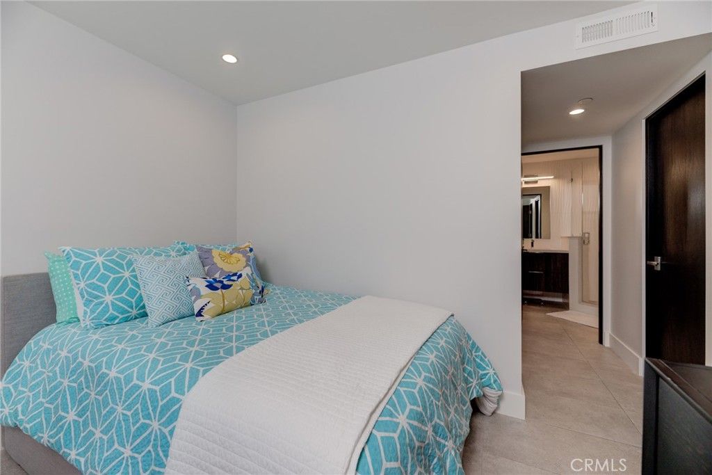 listing image 130727863813797807617