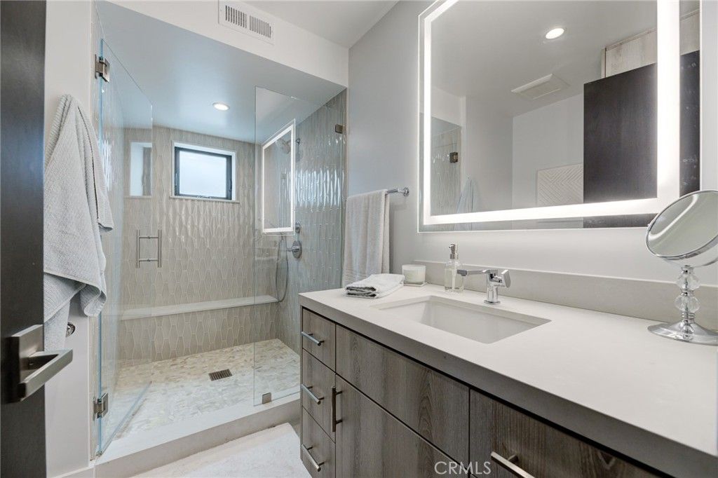 listing image 130721944380951581466