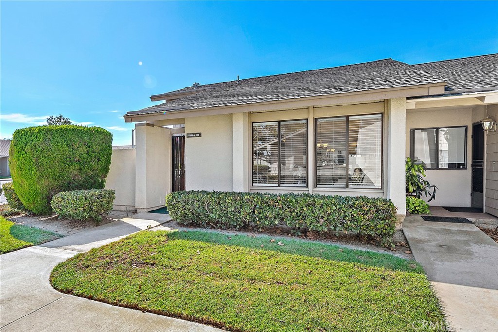 Charming Marina END unit in prime Huntington 55+ Landmark Community offers resort style living with many amenities and just 1.5 miles to the beach! This beautiful unit has some new upgrades including, new paint, floors, bathroom vanities, some new appliances and more! The community Offers Tennis Courts, Pools and Spa, putting green,shuffle board,gym, club house and 24 hour guard gate. This hidden Huntington Beach Oasis is waiting for you!