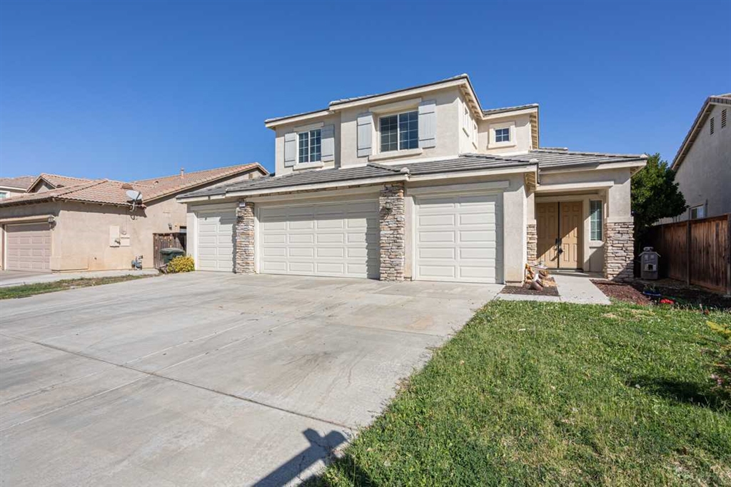 This wonderful home, located centrally in San Jacinto, offers a bright, airy and spacious two-story floor plan that offers and features, including: 4 big bedrooms, new matching stainless appliances: Fridge, stove, 5 burner range, 3 bathrooms, a large kitchen with plenty of counter space and cabinets, expansive combo living and dining area, a laundry room, a 4 car garage, a large master suite, large windows for plenty of light, a nice back yard, more! With an ideal location, this home is close to it all!. Neighborhoods: N/A Other Fees: 0 Sewer: Sewer Connected Topography: LL