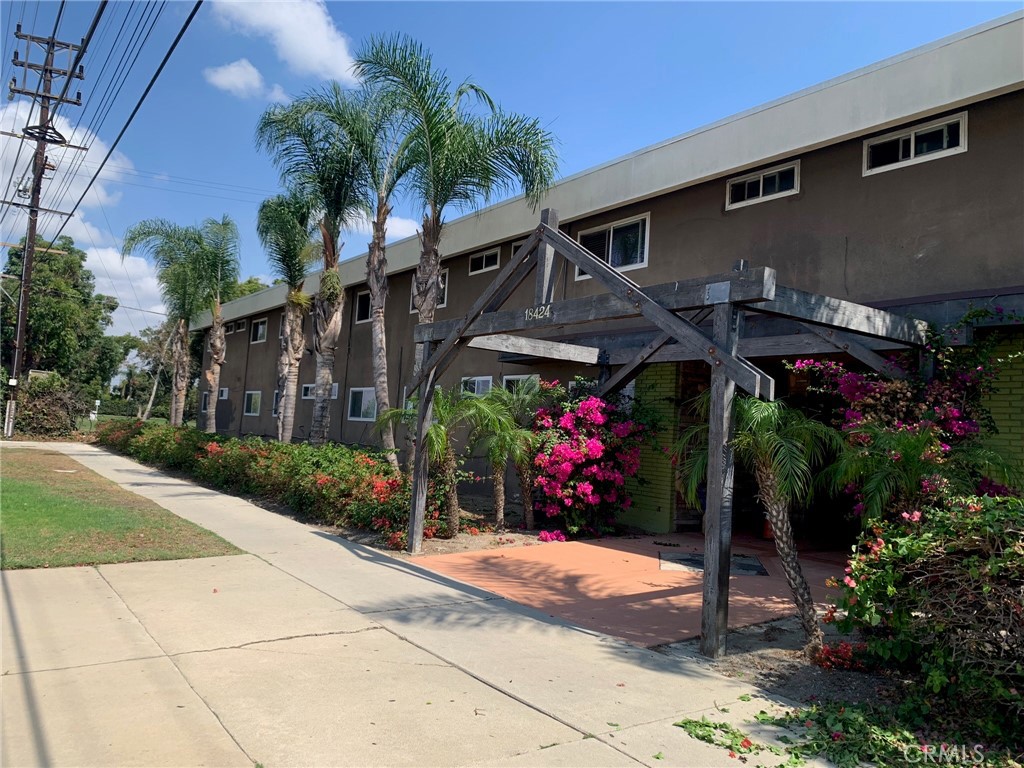CLEAN & BRIGHT 1 BEDROOM 1 BATH UNIT ON THE GROUND FLOOR. RENT INCLUDES ELECTRIC, GAS, WATER & TRASH. GARDENER!!!!
UPDATED KITCHEN. NEWER REFRIGERATOR, STOVE. WONDERFUL LARGE WALK-IN CLOSET WITH SHELVES & CLOTHES HANGERS. SPARKLING SWIMMING POOL. COMMUNITY LAUNDRY ROOM. 1-CAR PARKING SPACE IS INCLUDED IN THE BACK PARKING LOT. ON-SITE MANAGER IS AVAILABLE TO ANSWER QUESTIONS/CONCERNS. CLOSE TO DINING, SHOPPING & FREEWAY ACCESS.