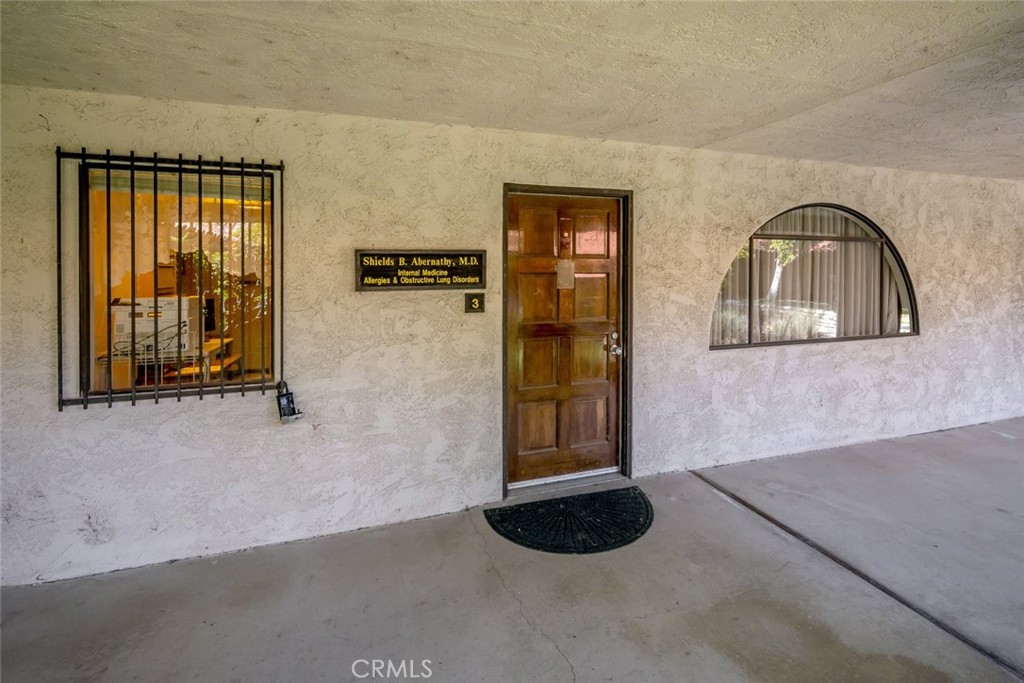 1050 las tablas: This 1,200 sq. ft. medical condo is ideally located next to Twin Cities Hospital, offering convenience for healthcare professionals and patients alike. The space includes three exam rooms with sinks, a waiting room, reception area, break room, two restrooms, and an office. The property features ample parking and a monthly association fee of $725, which covers gas, water, trash, landscaping, insurance, and property reserves. A perfect turnkey solution for medical practitioners looking for a well-situated, functional space.
The property is also available for lease at $1,500 per month Gross.