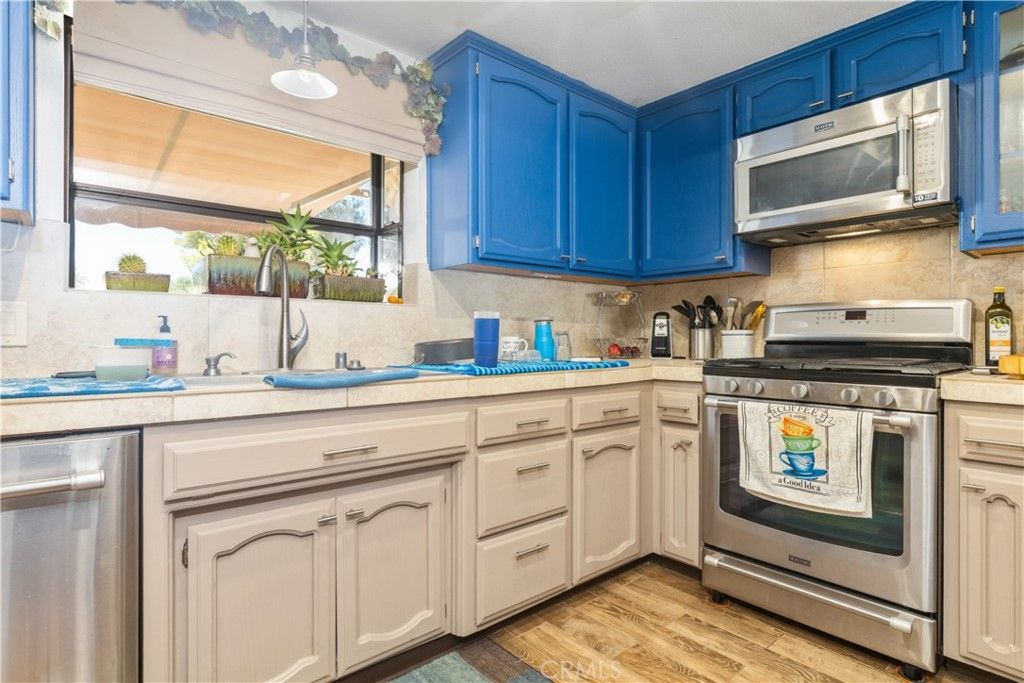 listing image 130726652881338882412